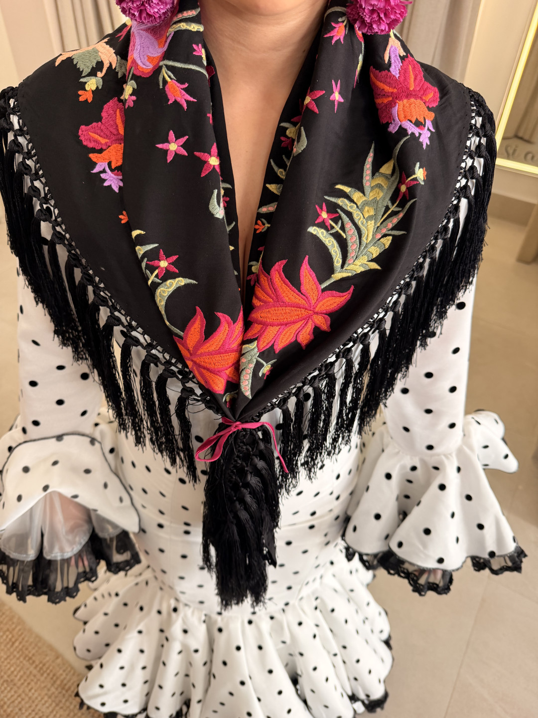 Manton Hinojos negro con flores