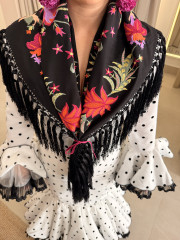 Manton Hinojos negro con flores