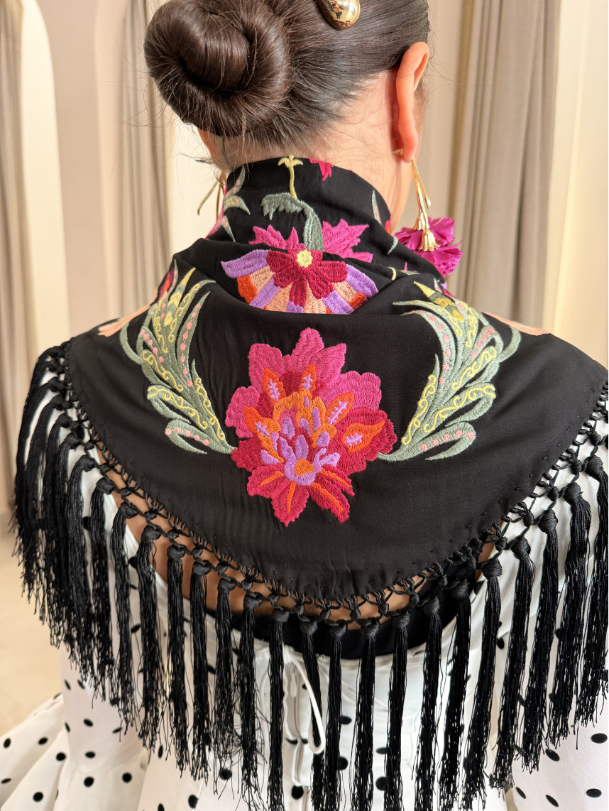 Manton Hinojos negro con flores