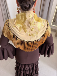 Mantón bordado unicolor mostaza