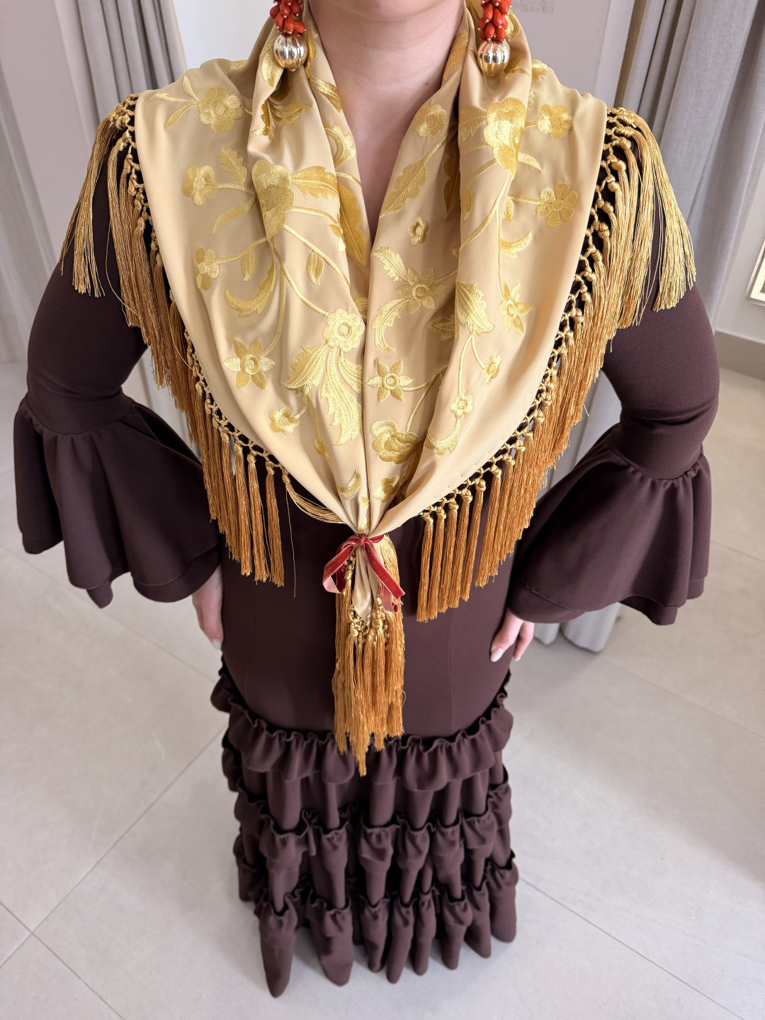 Mantón bordado unicolor mostaza