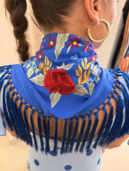Manton Villamanrique azul con flores