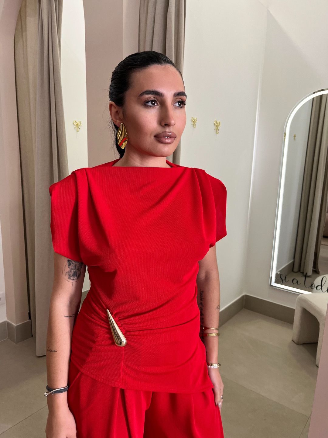 total look minerva rojo