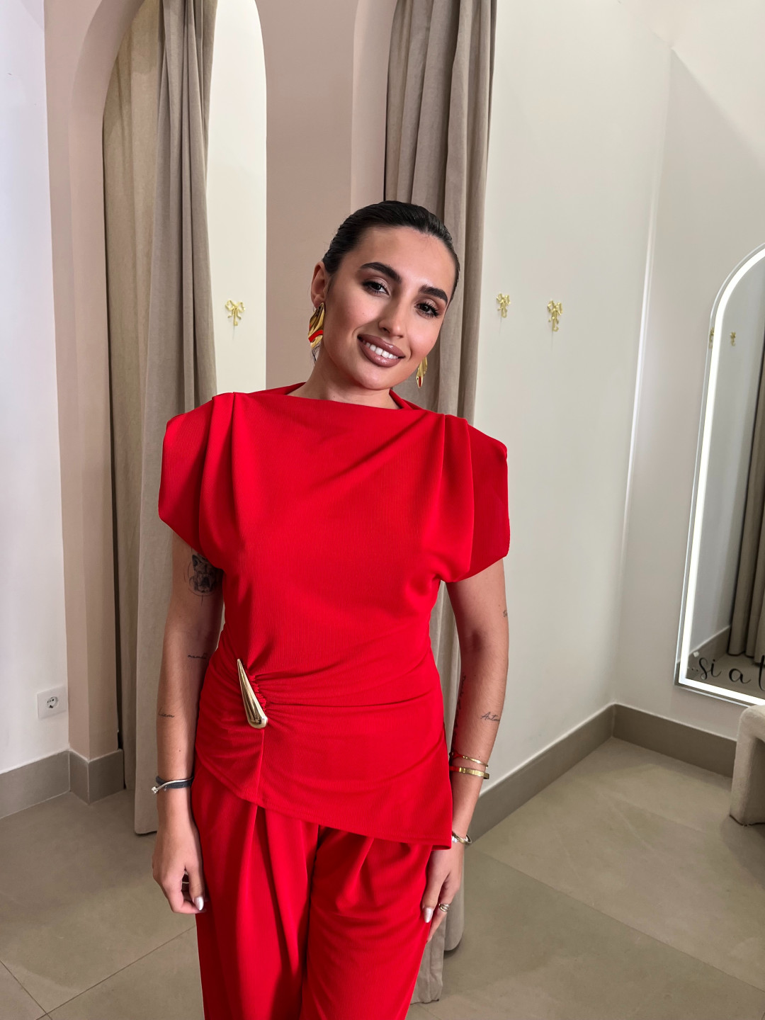 total look minerva rojo