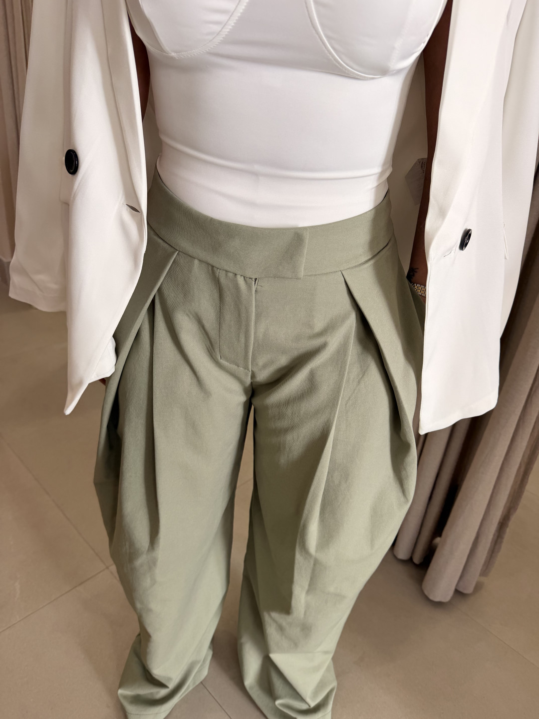 Pantalon balloon detalle pinzas