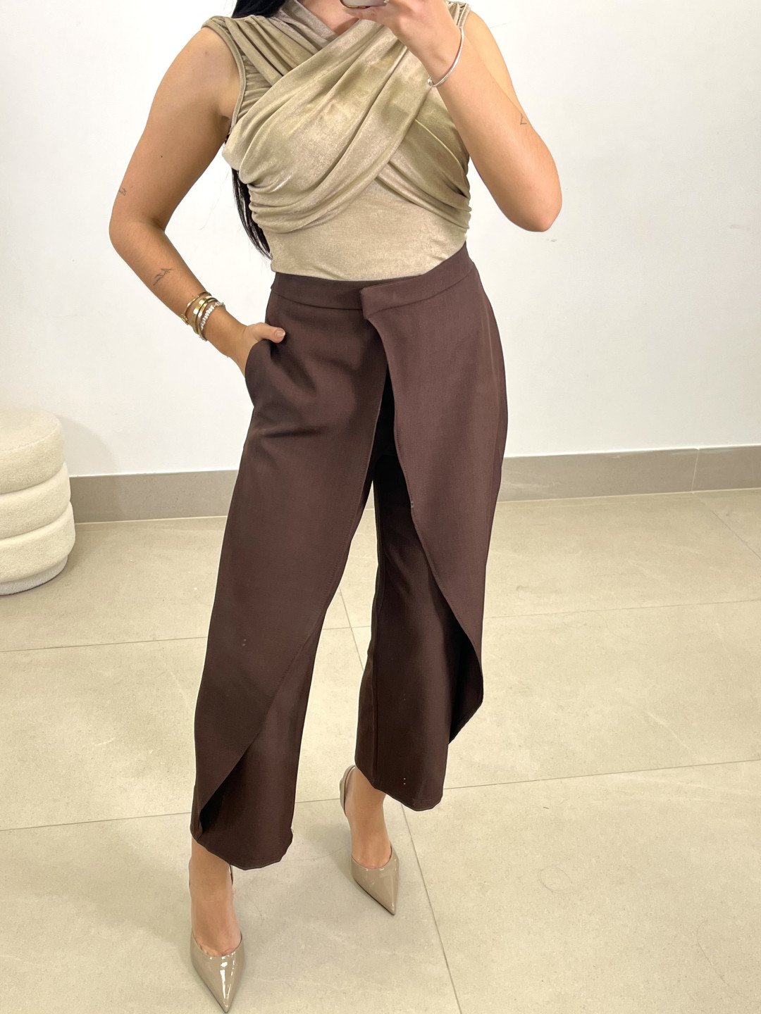 Top efecto brillos drapeado taupe