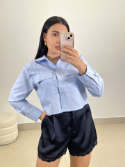 Short satinado detalle encaje azul