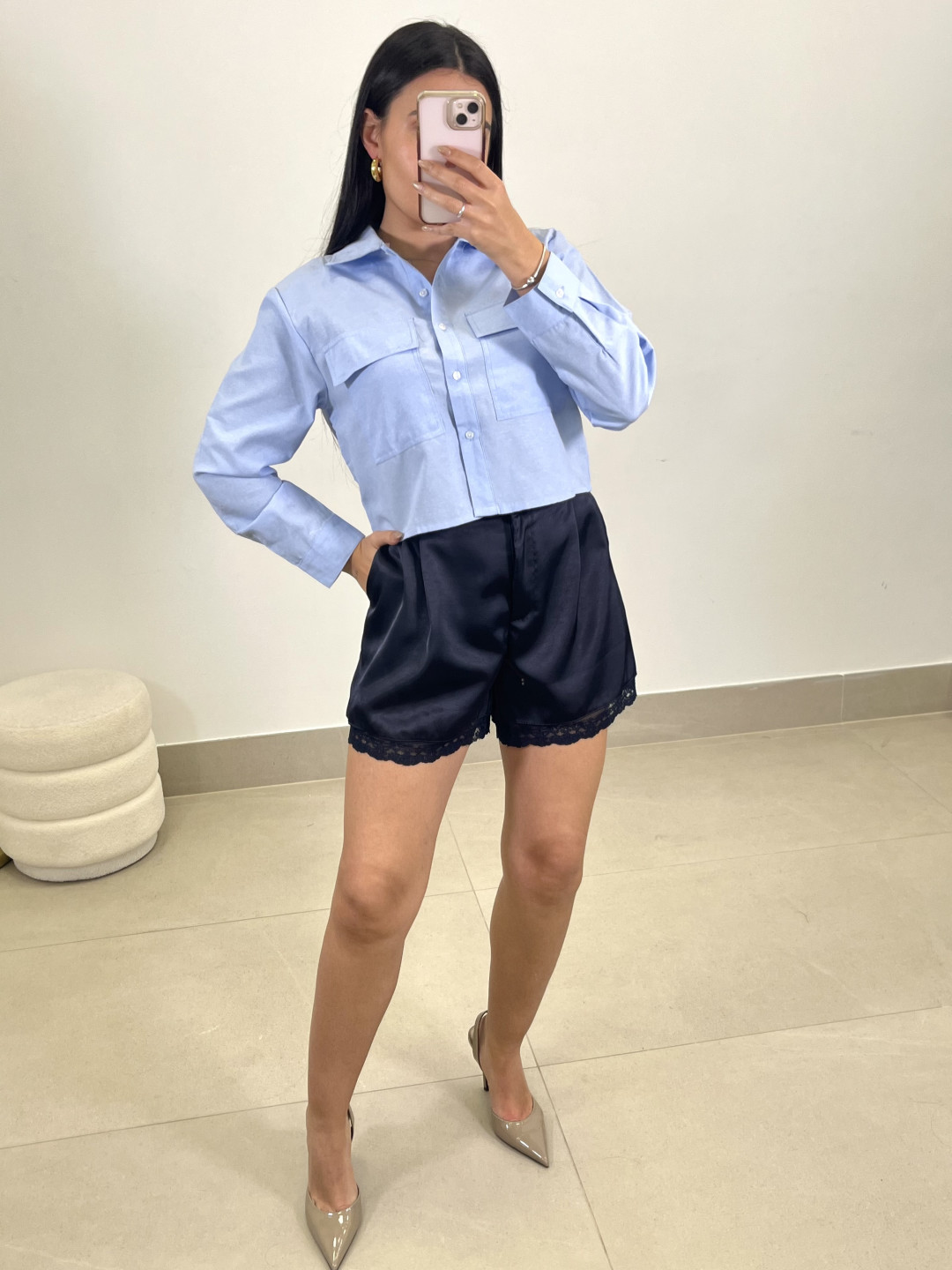 Short satinado detalle encaje azul