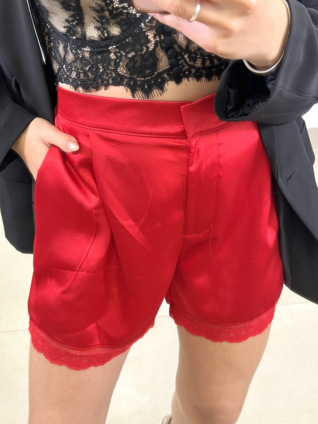 Short satinado detalle encaje rojo