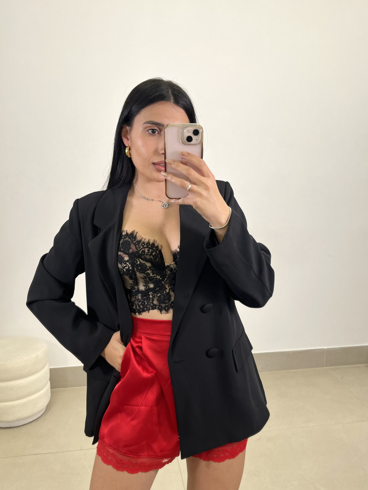 Short satinado detalle encaje rojo