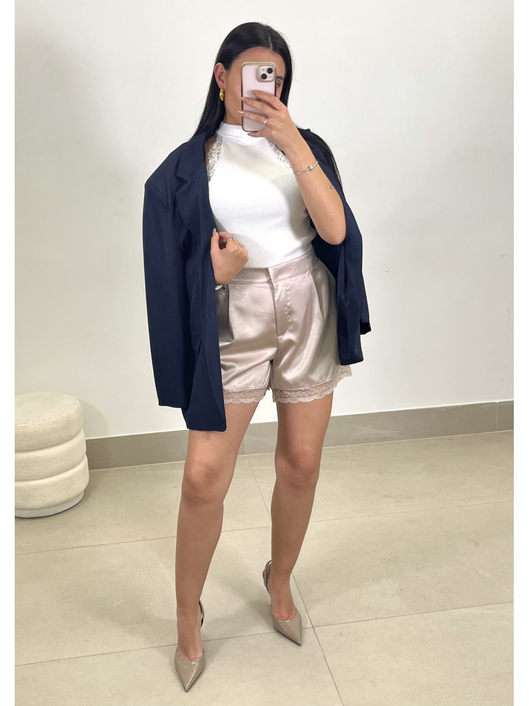 Short satinado detalle encaje beige