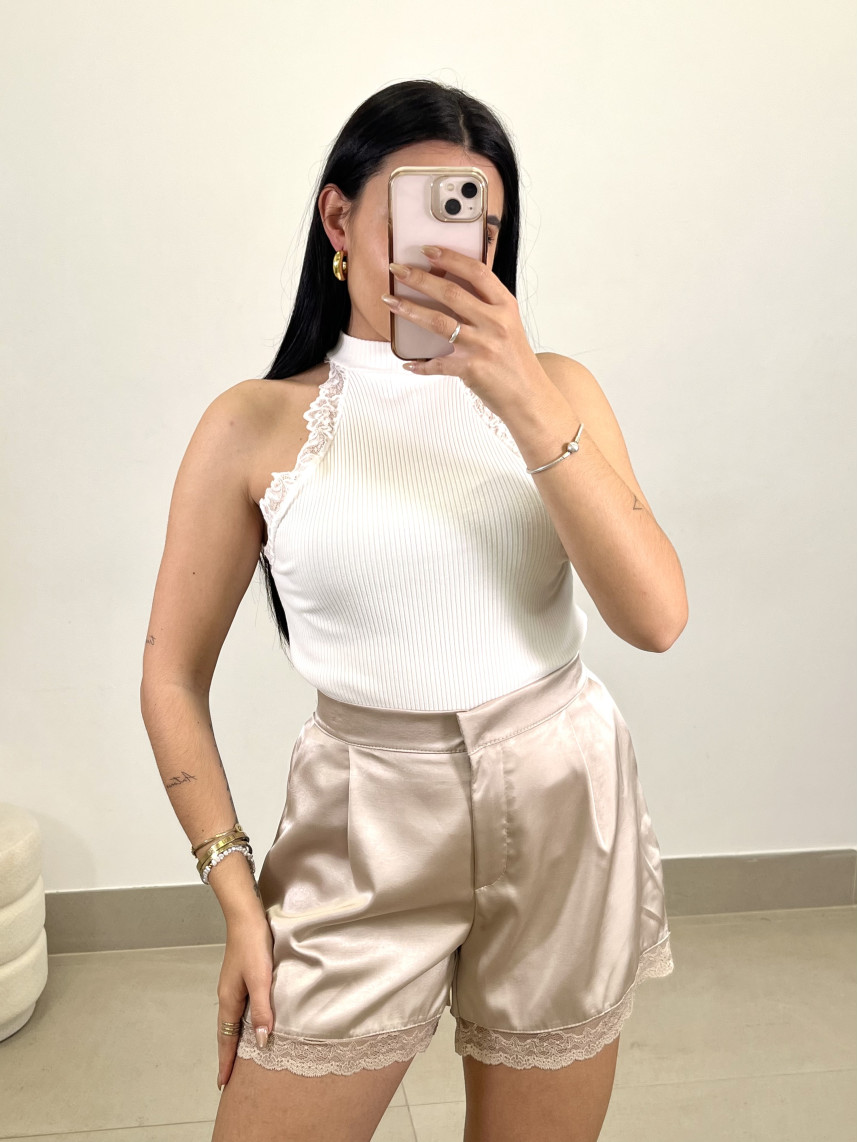 Short satinado detalle encaje beige