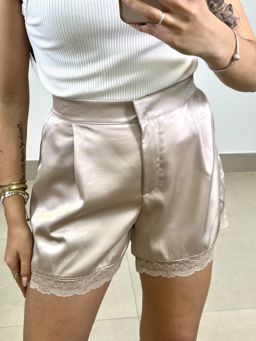 Short satinado detalle encaje beige