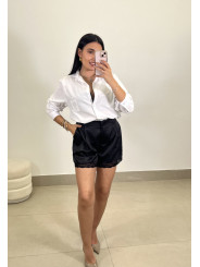 Short satinado detalle encaje negro