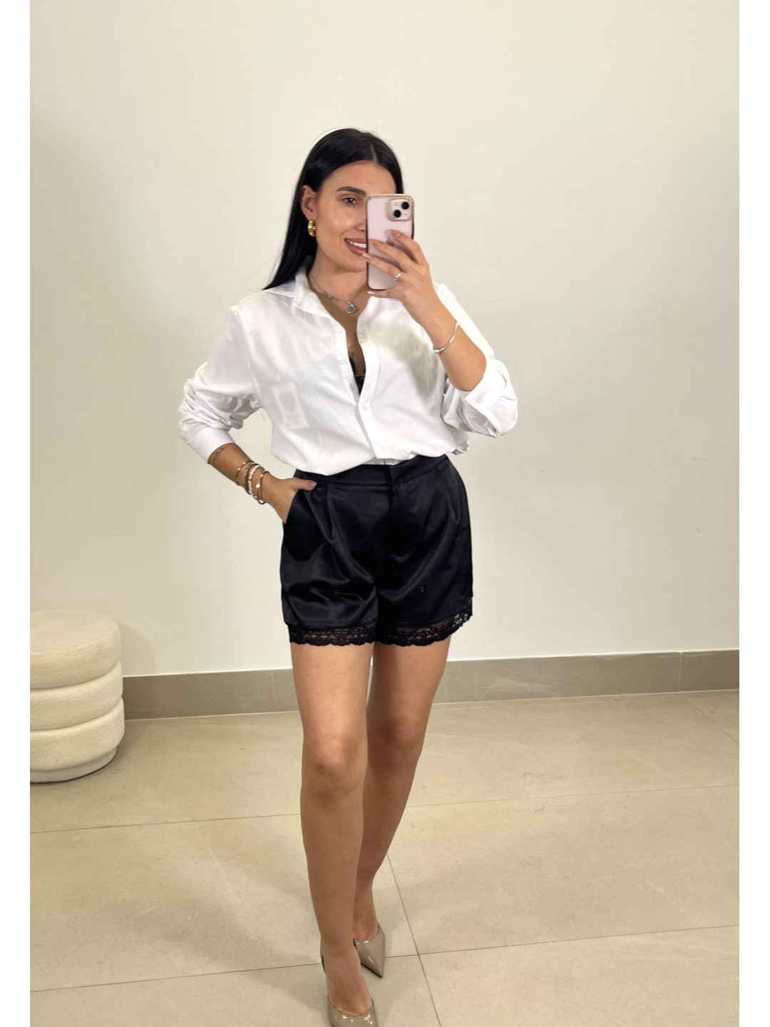 Short satinado detalle encaje negro