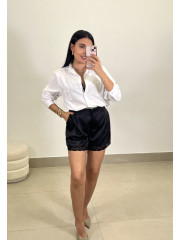 Short satinado detalle encaje negro