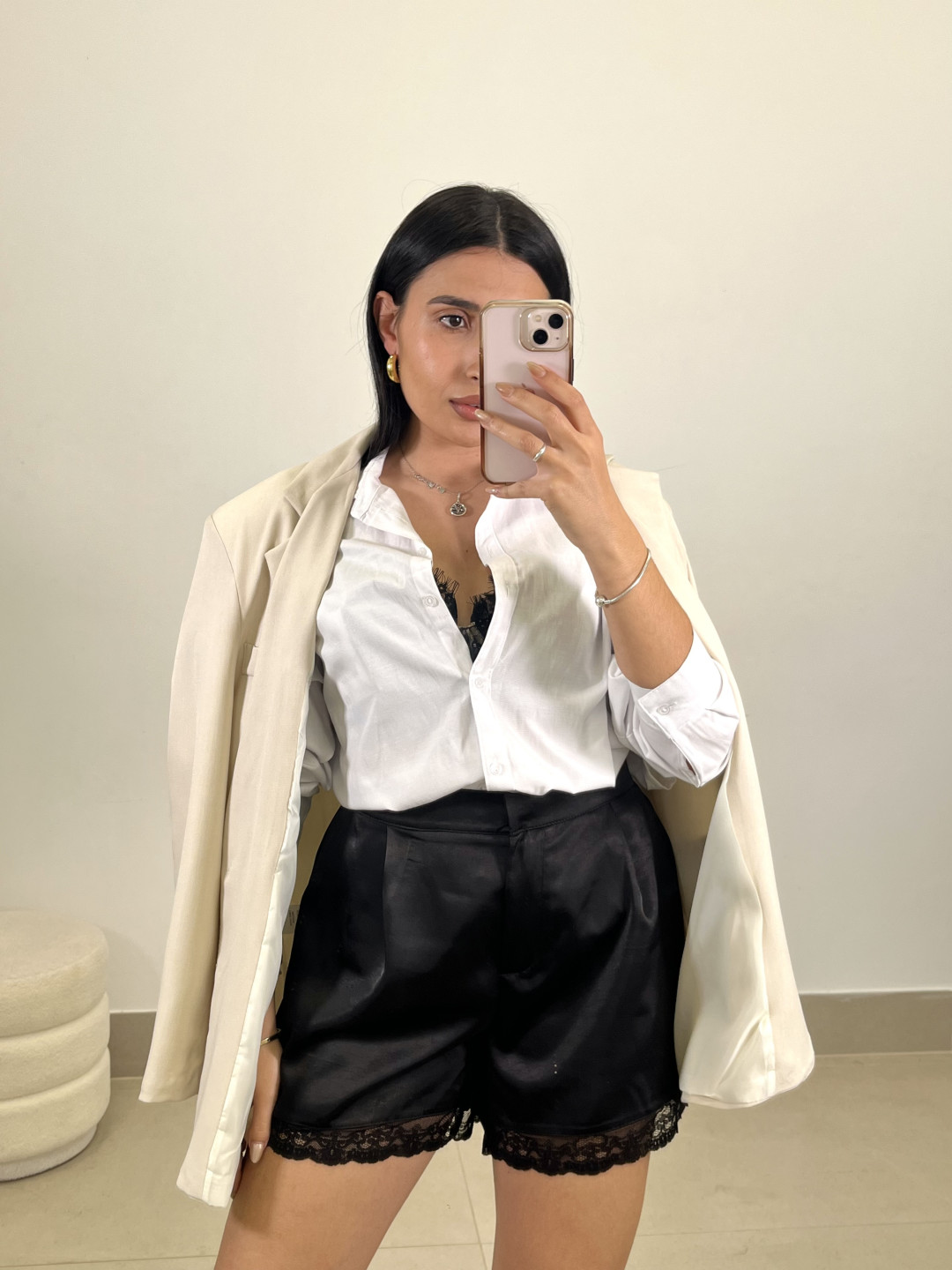 Short satinado detalle encaje negro