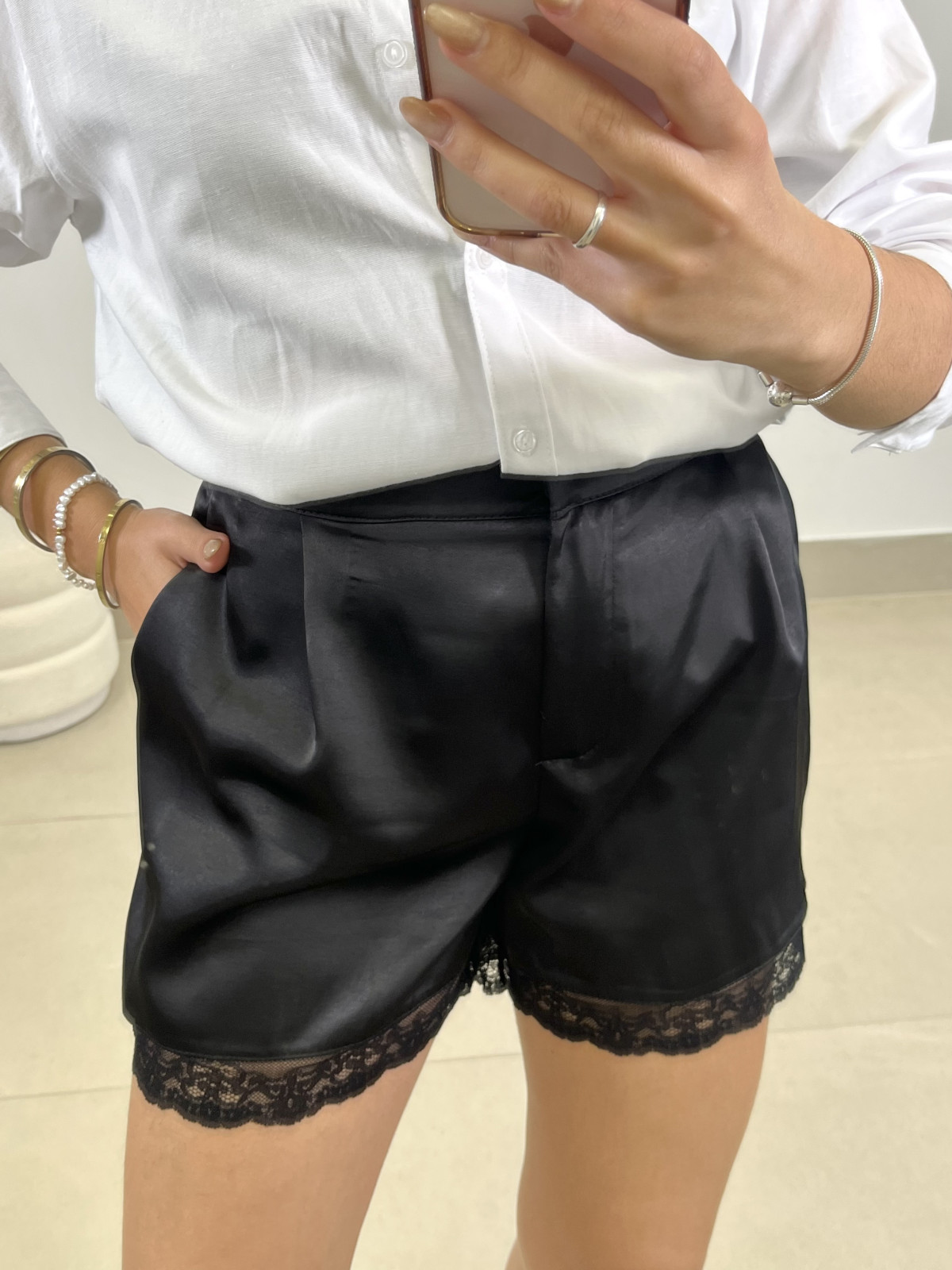 Short satinado detalle encaje negro