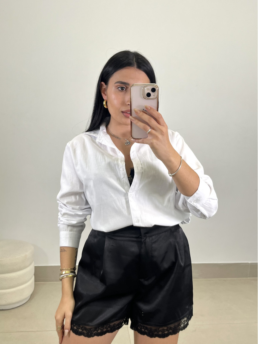 Short satinado detalle encaje negro