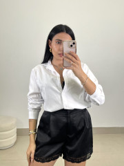 Short satinado detalle encaje negro