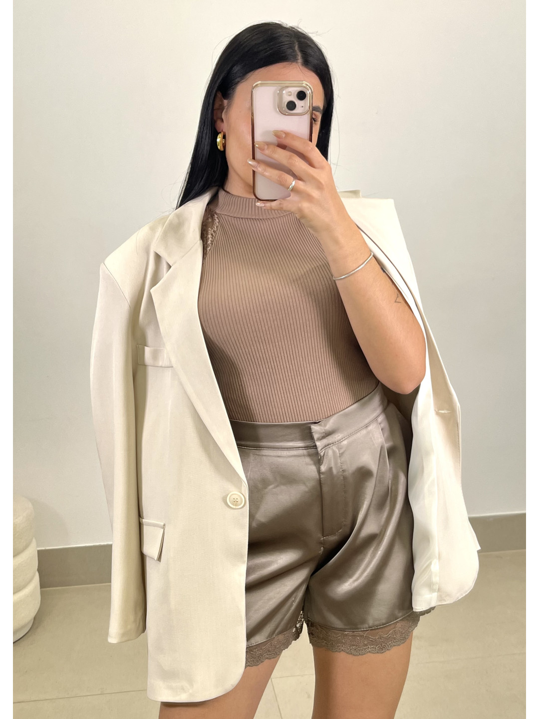 Short satinado detalle encaje topo