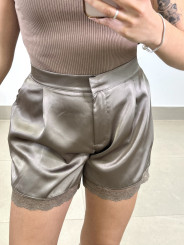 Short satinado detalle encaje topo