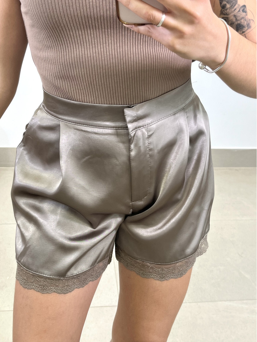 Short satinado detalle encaje topo