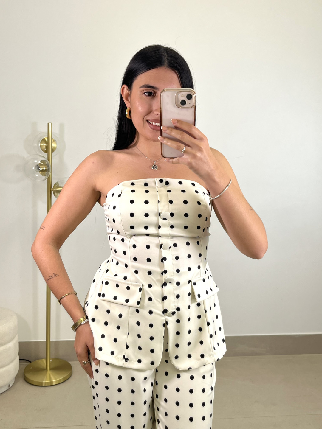 Total look lunares detalle pemplum blanco