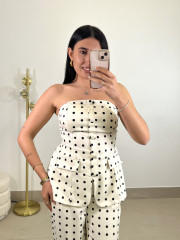 Total look lunares detalle pemplum blanco