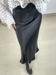 Falda satinada negra