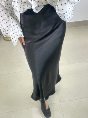 Falda satinada negra