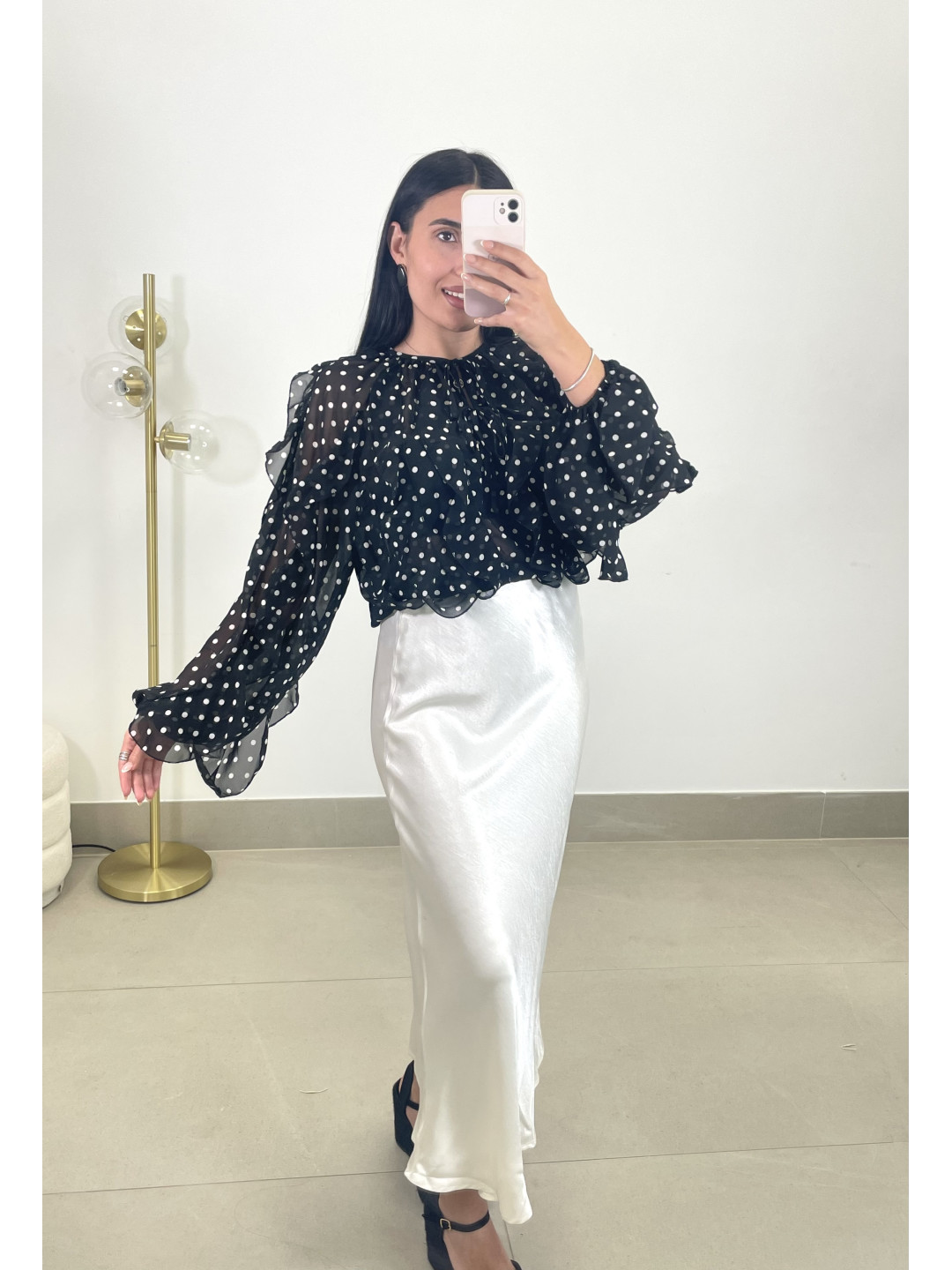 Falda satinada blanca