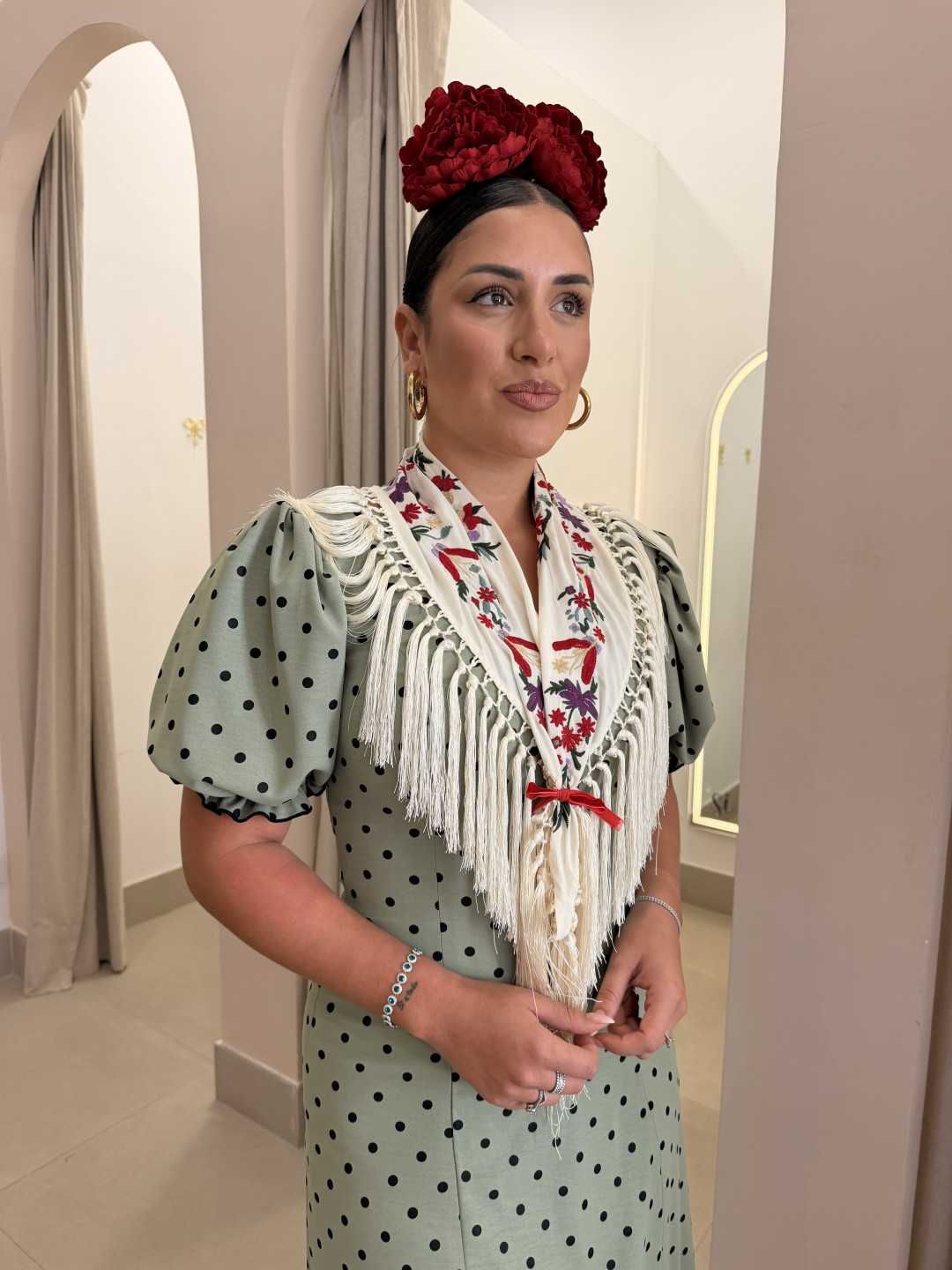 Manton pequeño blanco roto con flores