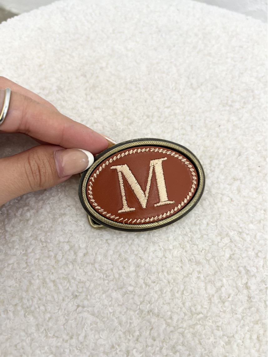 Hebilla inicial bordada niña