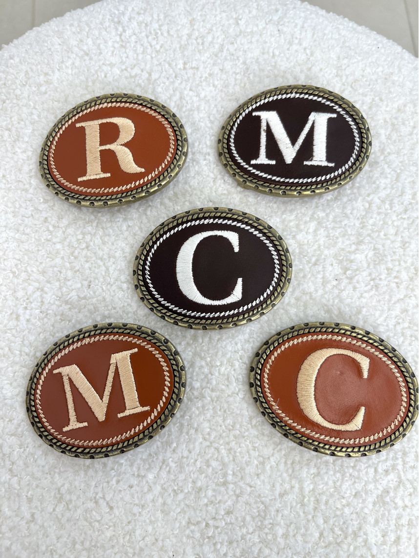 Hebilla inicial bordada adulto