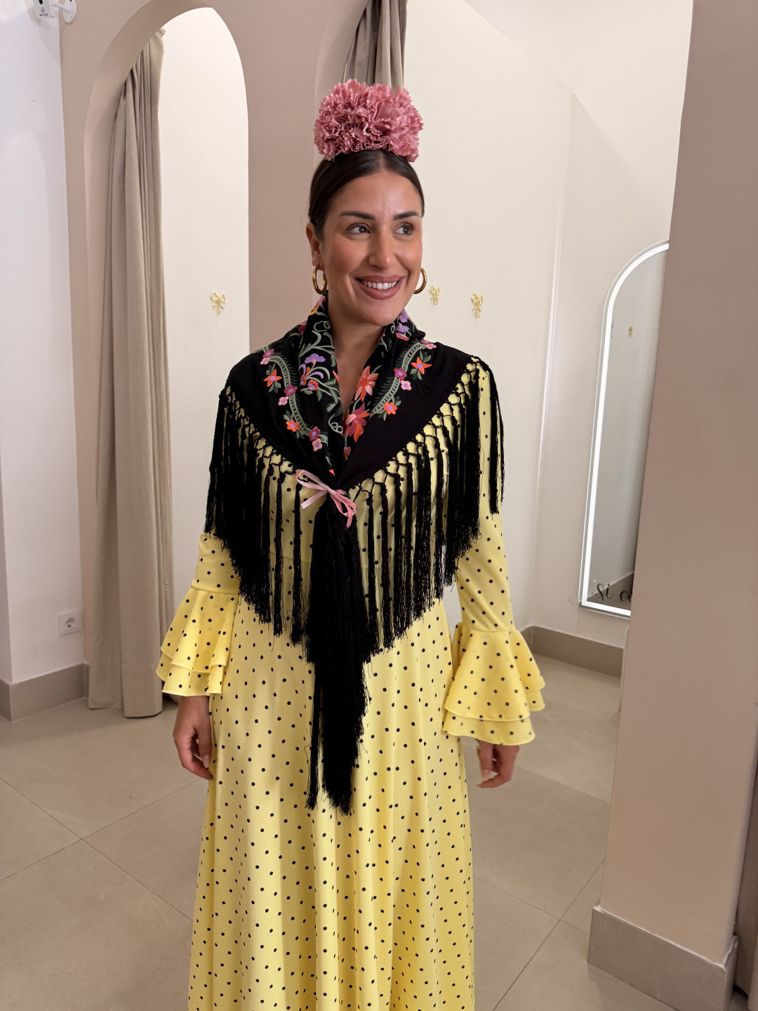 Bata gines amarilla lunar negro pequeño