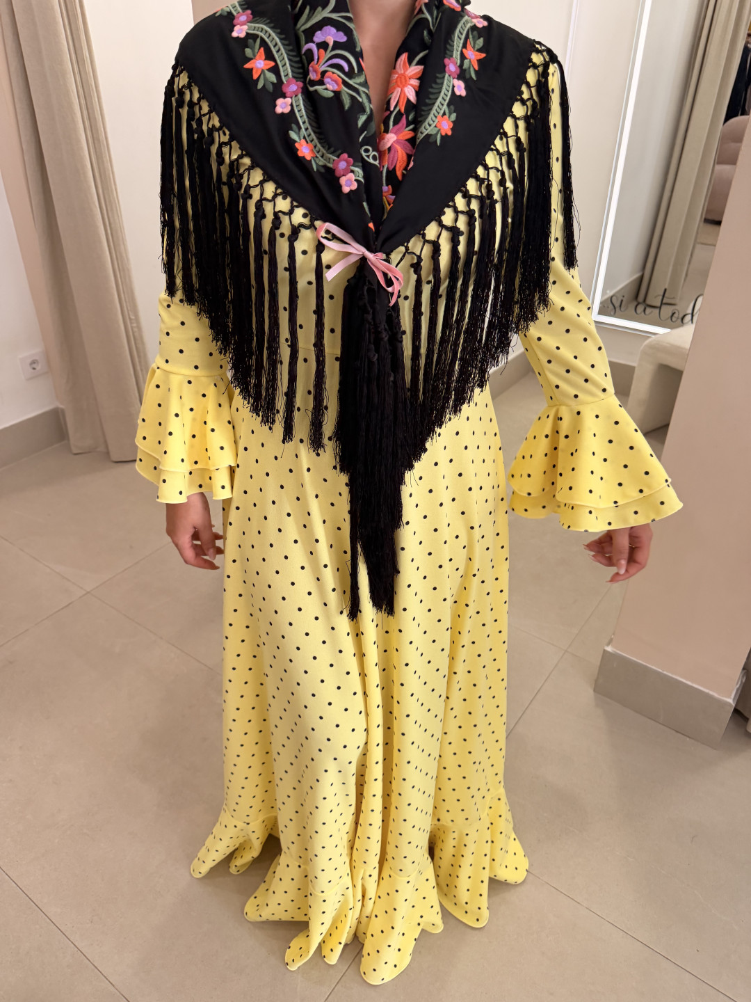 Bata gines amarilla lunar negro pequeño