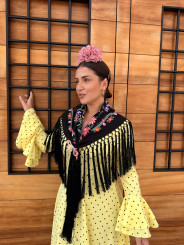 Manton negro con flores colores