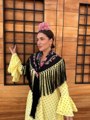 Manton negro con flores colores