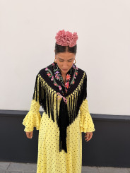 Manton negro con flores colores