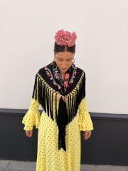 Manton negro con flores colores