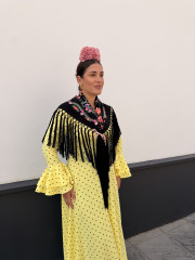 Manton negro con flores colores