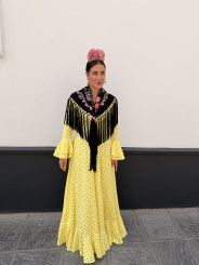 Manton negro con flores colores