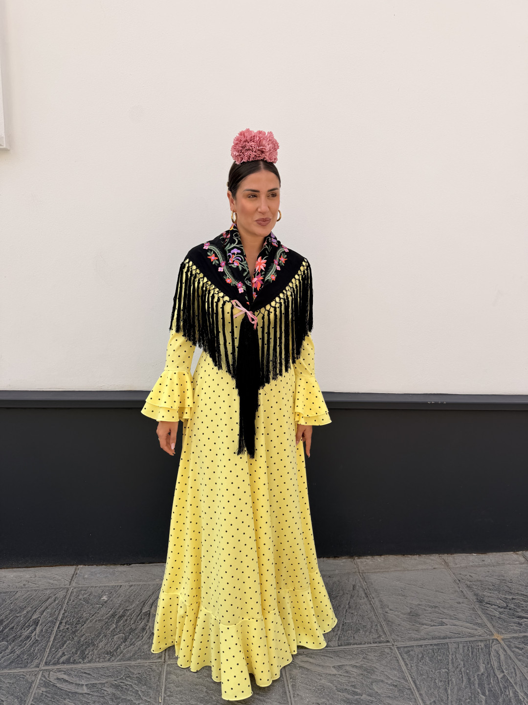 Manton negro con flores colores