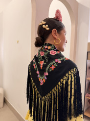 Manton negro con flores colores