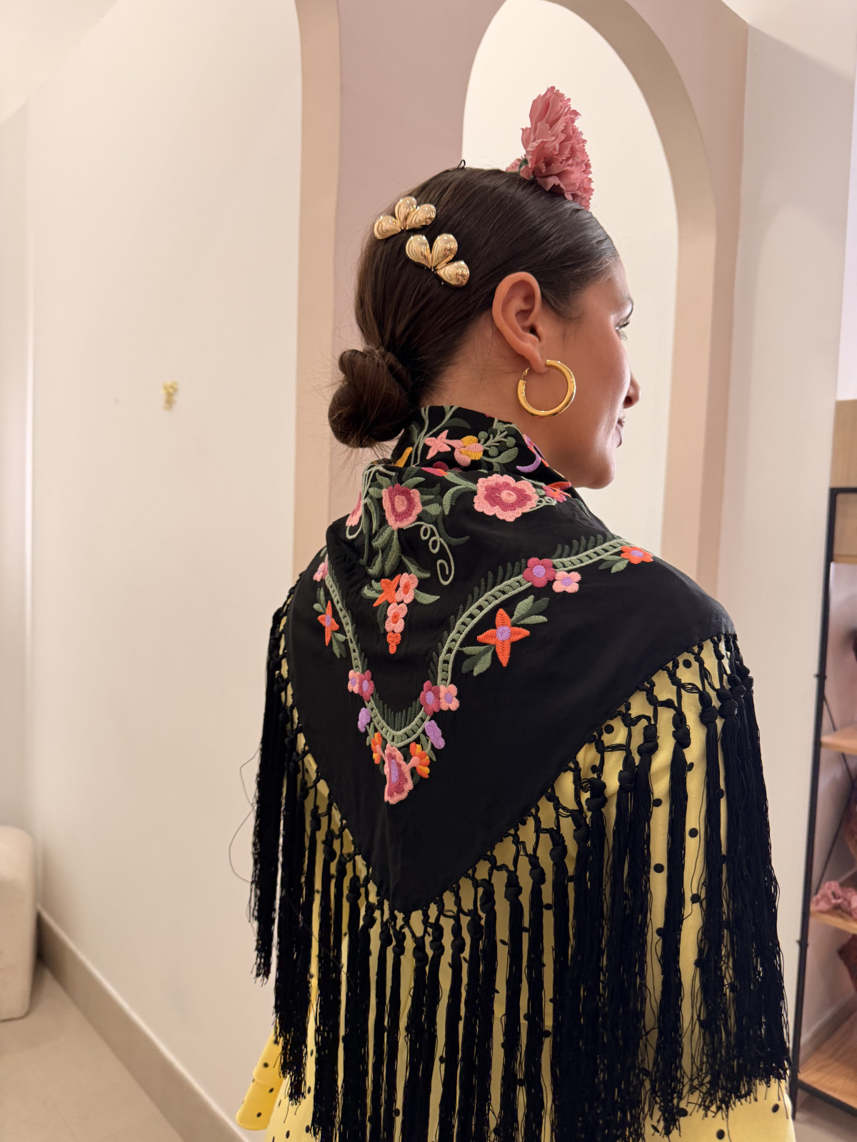 Manton negro con flores colores
