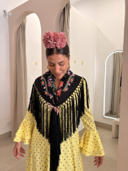 Manton negro con flores colores