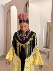 Manton negro con flores colores