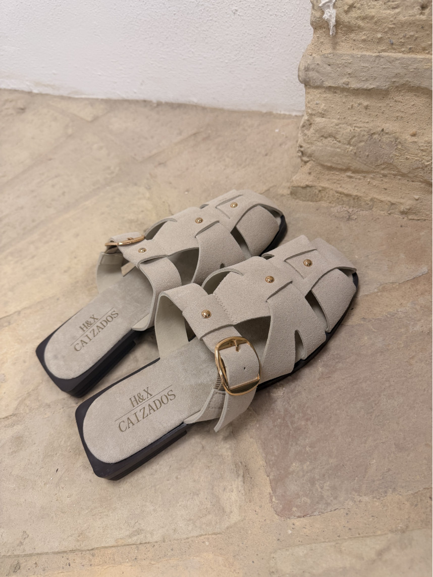 Cangrejera mule beige tachuela
