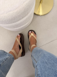 Sandalia detalle dorado beige